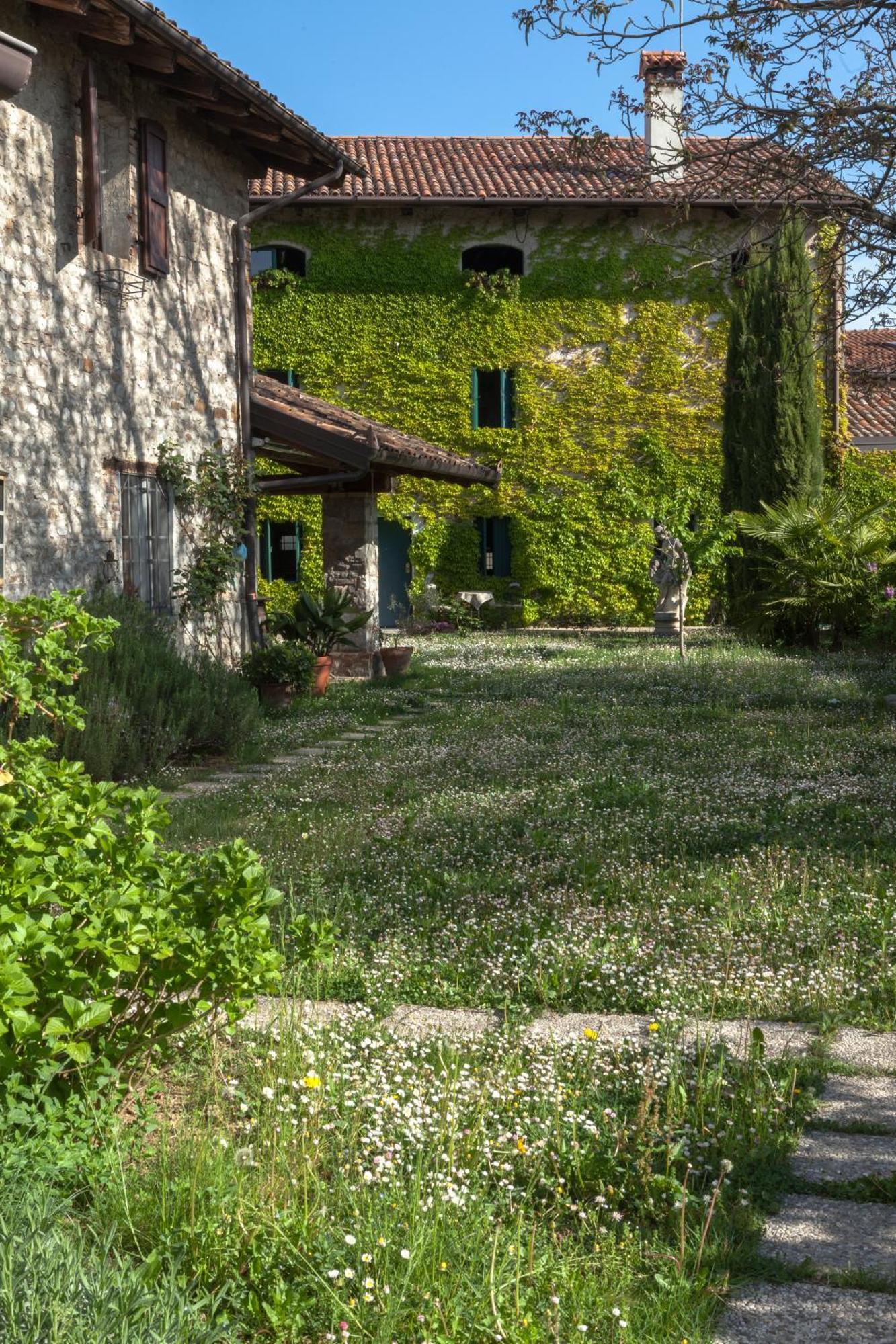 B&B La Casa Del Sole Manzano Екстериор снимка