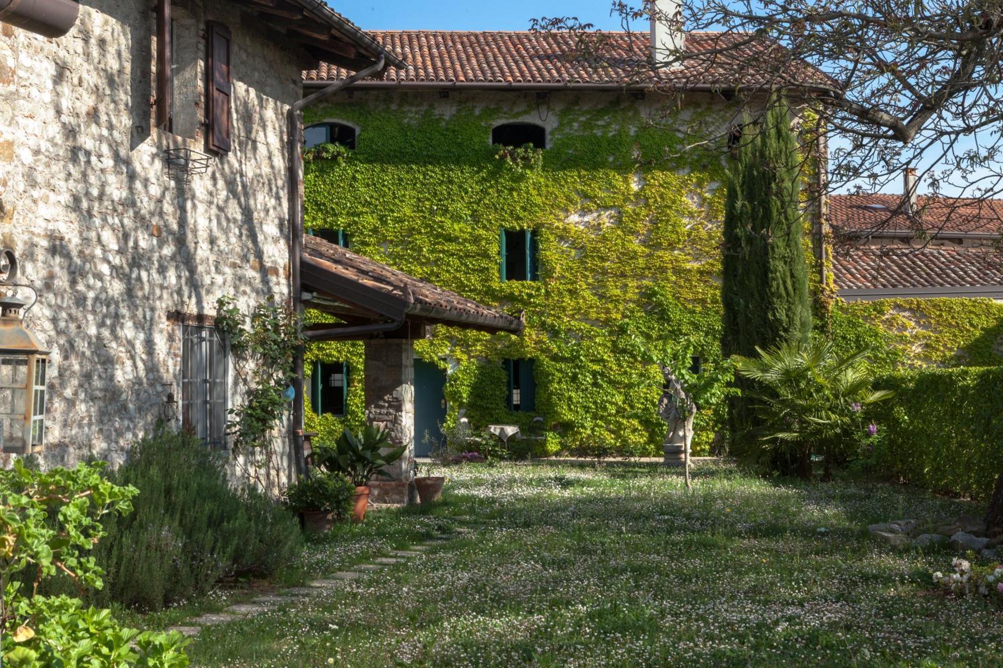 B&B La Casa Del Sole Manzano Екстериор снимка